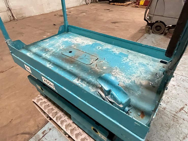 #203-•-2012-en-environment-electric-track-scissor-lift-image-18