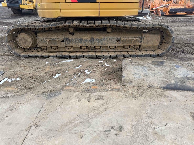 2018-caterpillar-325fl-image-10