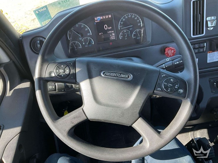 2024-freightliner-m2-106-image-15