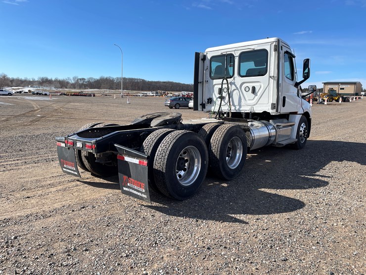 #1460-•-2022-freightliner-truck-tractor-(has-mn-title)-image-5