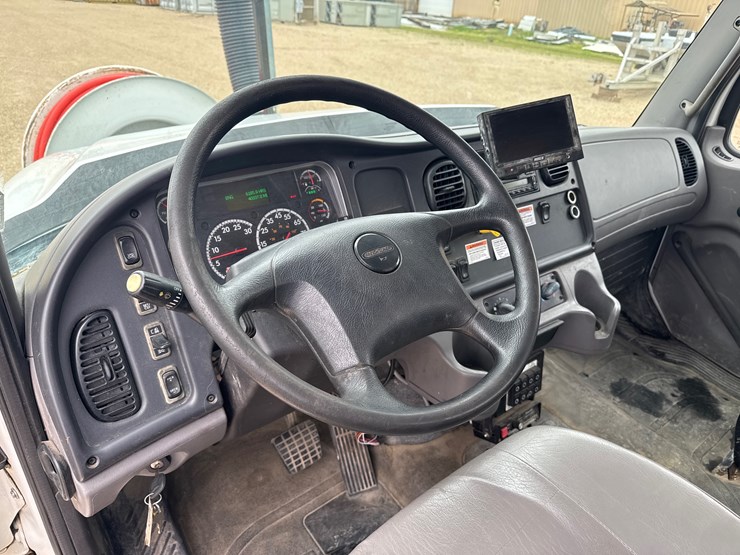 2016-freightliner-114sd-image-24