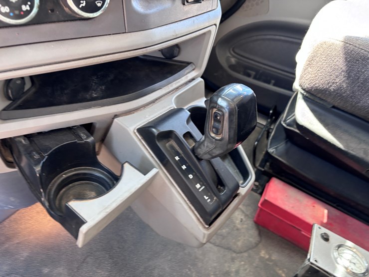 2016-peterbilt-567-image-12