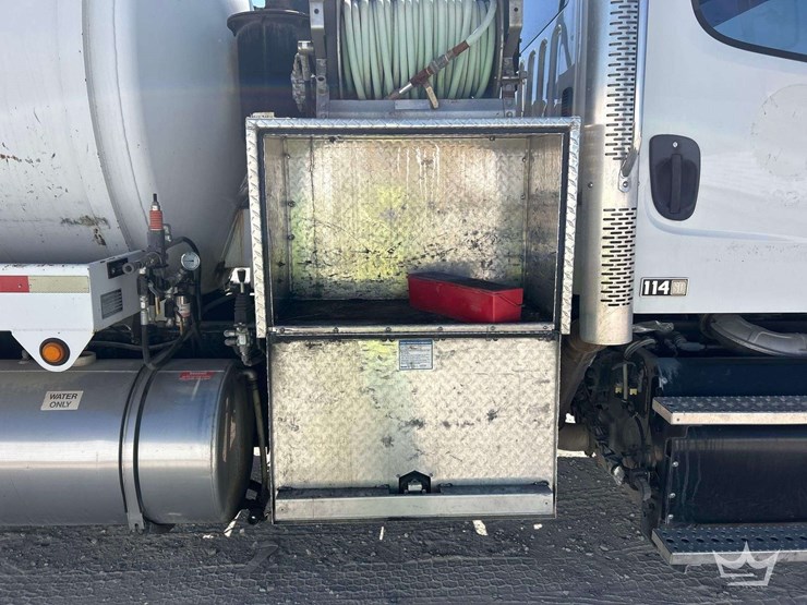 2016-freightliner-114sd-image-23