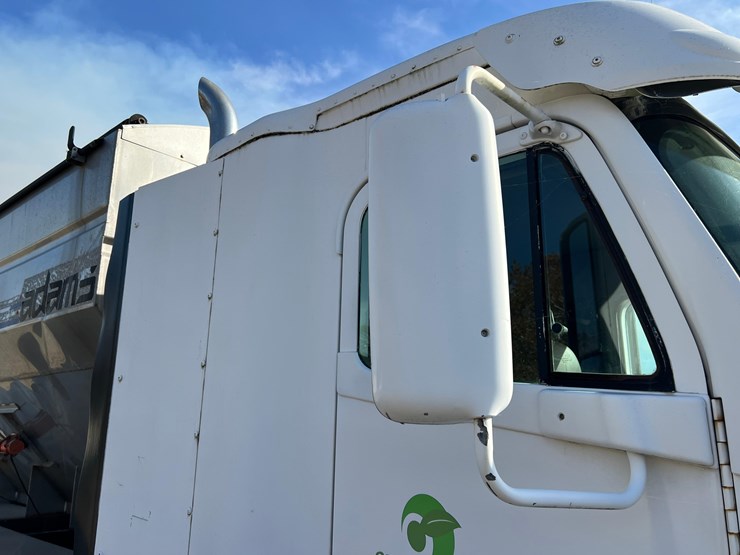 2006-freightliner-auger-truck-image-17