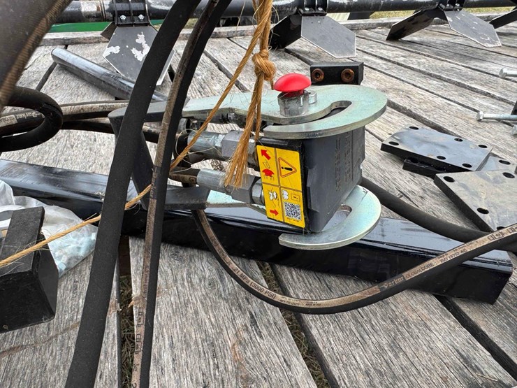 2023-hawken-corn-reel,-hydraulic-fore/aft-&-raise/lower,-only-used-on-100-acres-image-3