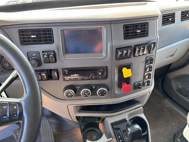 2016-peterbilt-567-image-13