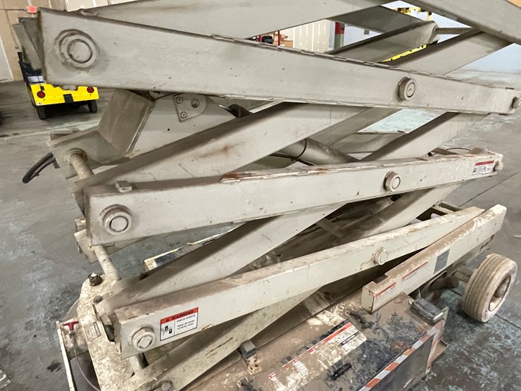 #204-•-terex-ts26-electric-scissor-lift-image-20