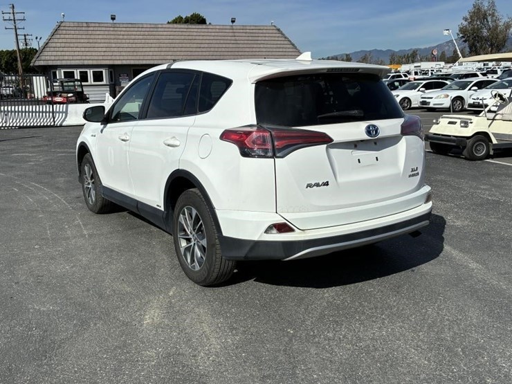 2016-toyota-rav4-image-4