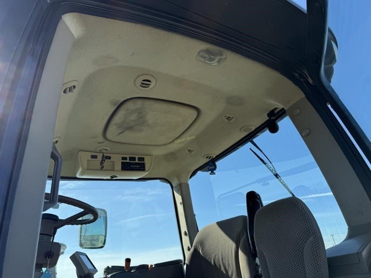 john-deere-8235r-image-17