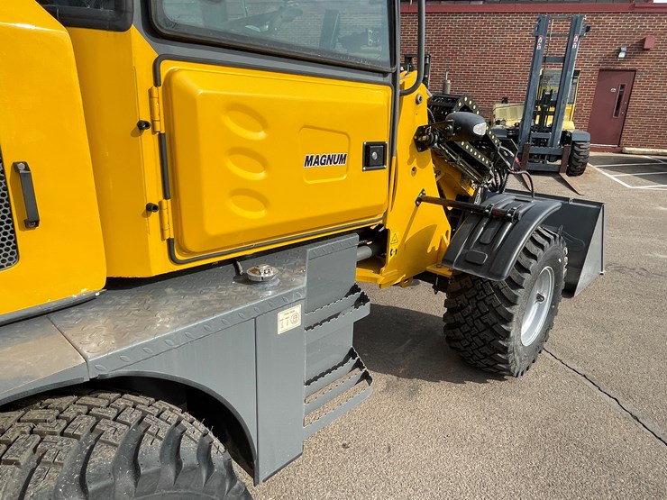 #114-•-new-magnum-3300p-telescoping-wheel-loader-image-41