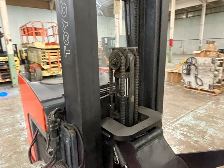 #221-•-2012-toyota-electric-ride-on-reach-truck-image-24