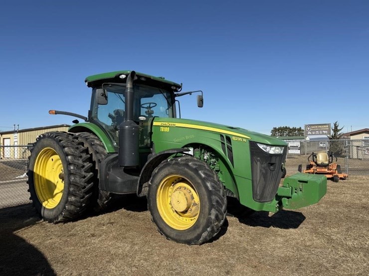 john-deere-8235r-image-1