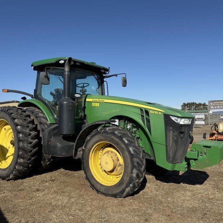 JOHN DEERE 8235R