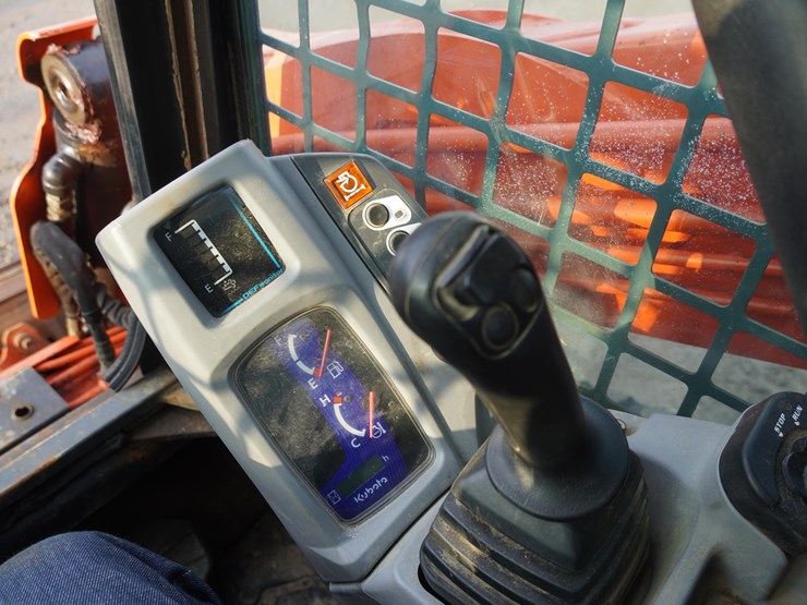 2017-kubota-3800-image-12