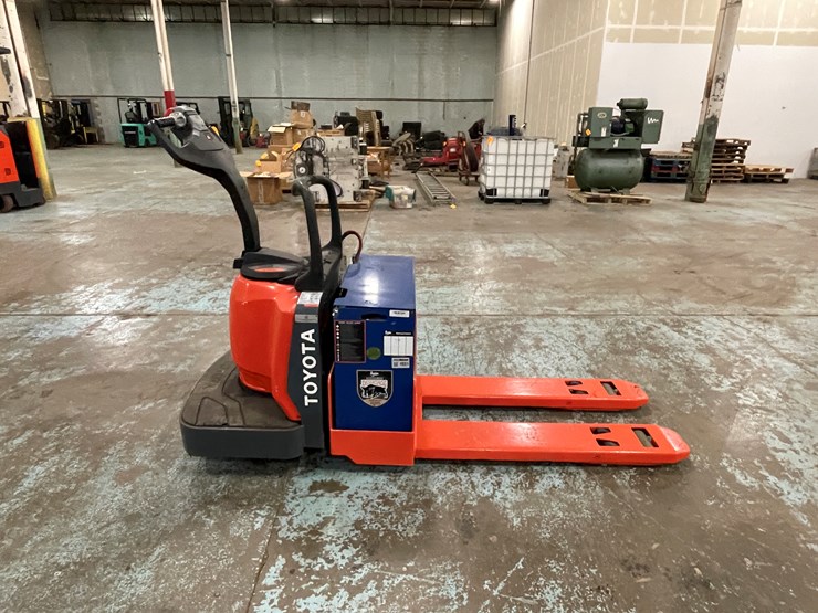 #231-•-toyota-ride-on-electric-pallet-jack-image-4