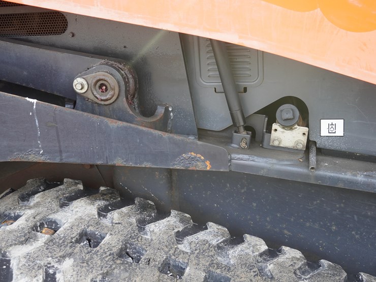 2017-kubota-3800-image-48