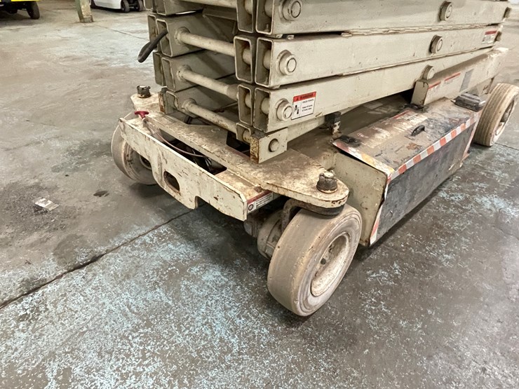 #204-•-terex-ts26-electric-scissor-lift-image-10