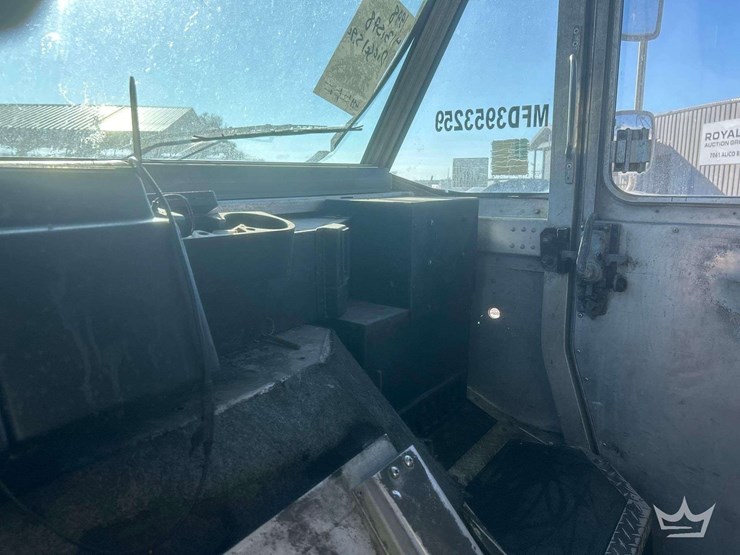 1998-freightliner-mt45-image-19