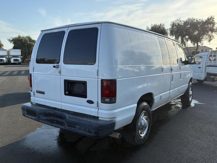 2010-ford-e350-image-3