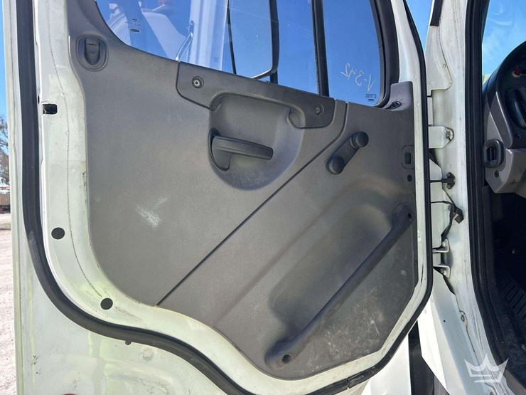 2016-freightliner-114sd-image-15