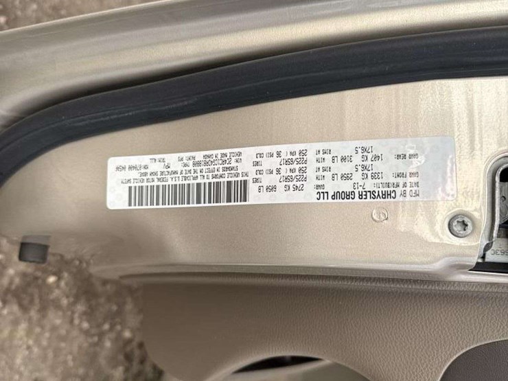 2013-chrysler-town-&-country-image-20