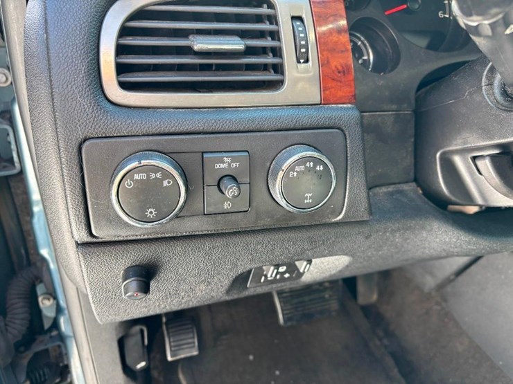 2010-chevrolet-suburban-image-13