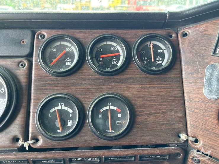 2001-freightliner-fld120-image-33