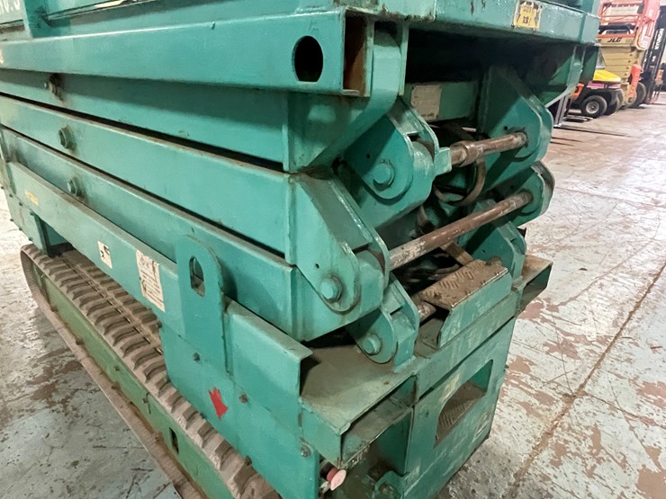 #202-•-airman-encl06-electric-track-scissor-lift-image-19