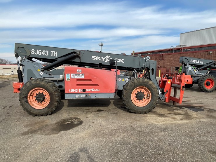 #132-•-2017-skyjack-sj643-telehandler-image-4