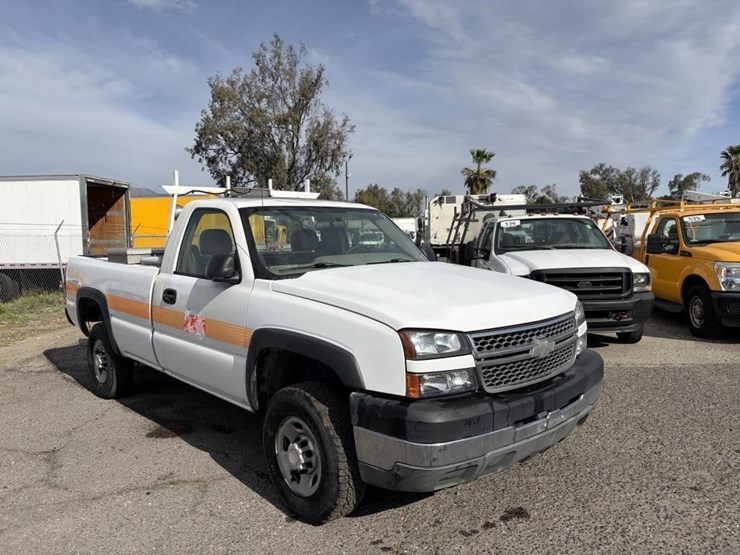 2005-chevrolet-silverado-2500-image-2