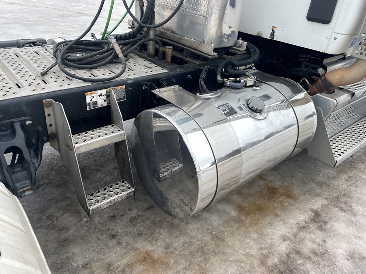 2022-kenworth-t680-image-25