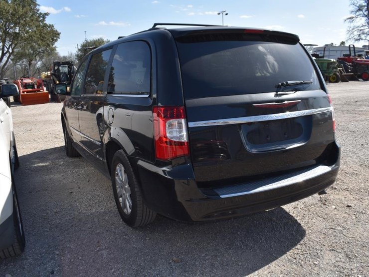 2015-chrysler-town-&-country-image-6