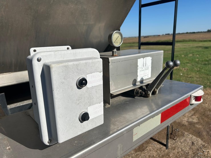 2012-mack-tender-truck-w/adams-rear-discharge-bed-auger-image-32