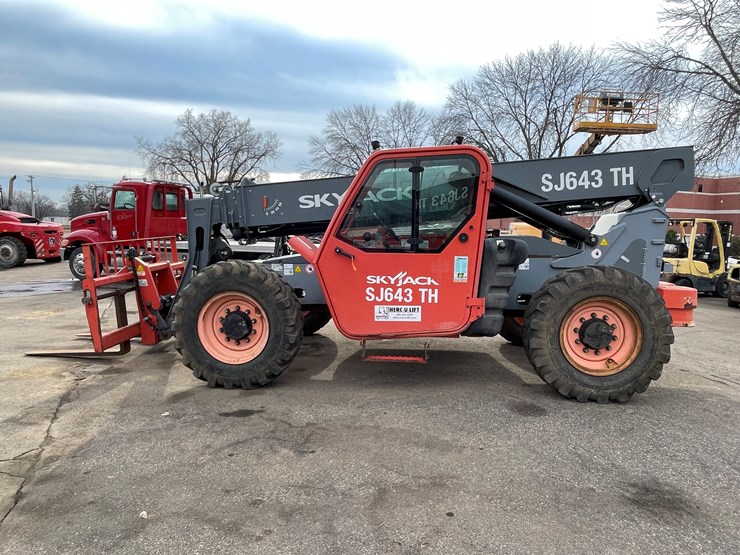 #132-•-2017-skyjack-sj643-telehandler-image-8