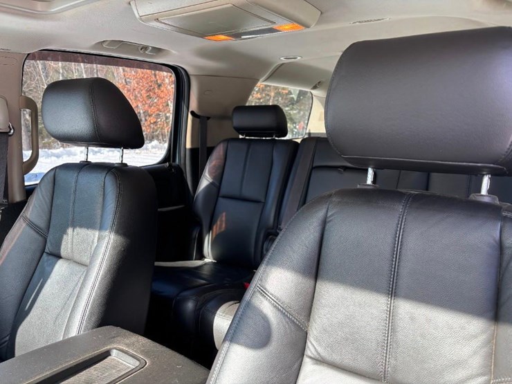 2010-chevrolet-suburban-image-16
