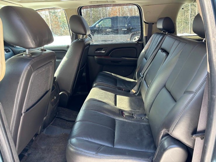 2010-chevrolet-suburban-image-25