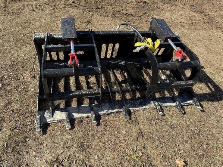 new-universal-attach-72"-grapple-bucket-image-2