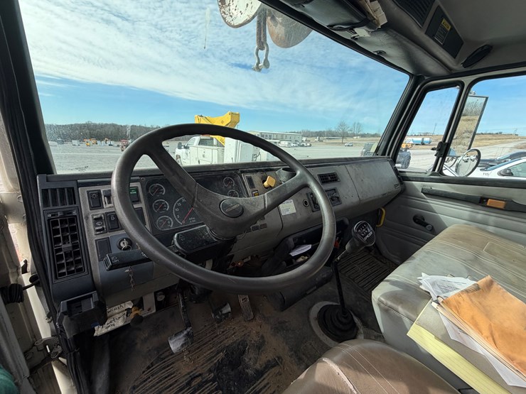 2002-freightliner-fl70-image-15