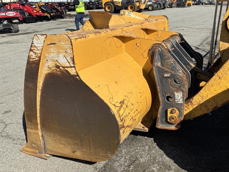 2017-komatsu-wa380-8-image-8