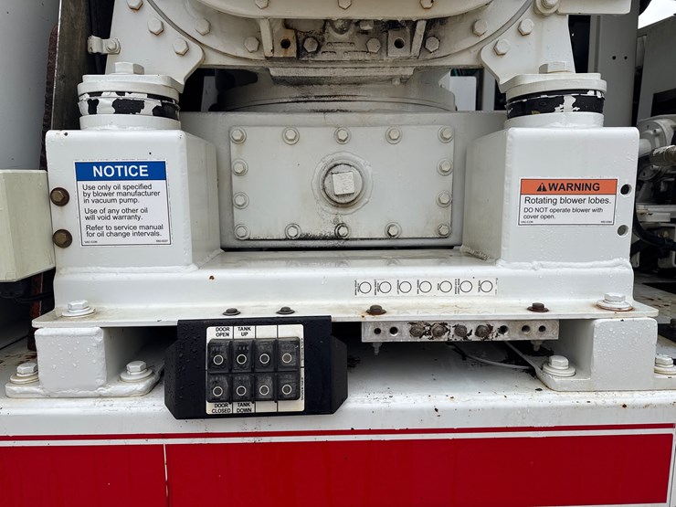 2016-freightliner-114sd-image-15