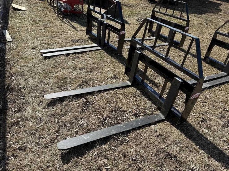 new-kivel-48"-universal-attach-pallet-forks-image-1