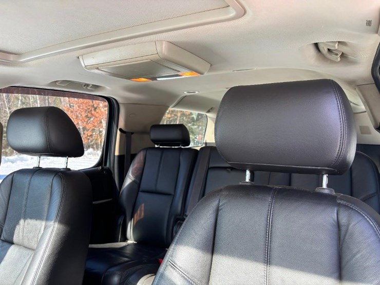 2010-chevrolet-suburban-image-17
