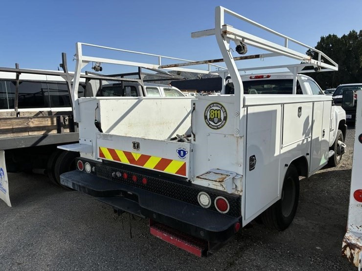 2013-chevrolet-3500-image-3