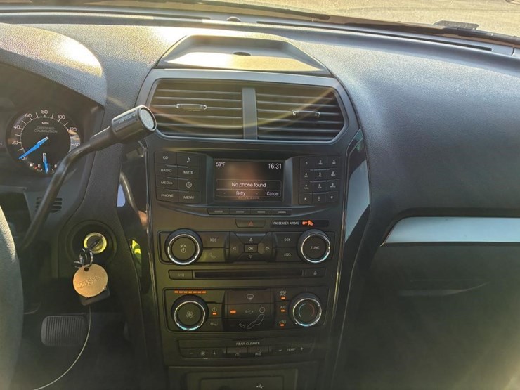 2016-ford-explorer-image-14