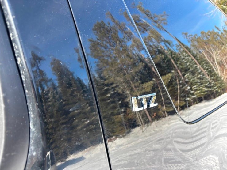 2009-chevrolet-suburban-image-23