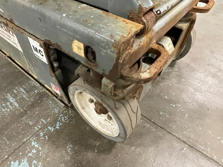 #206-•-2016-skyjack-scissor-lift-image-19