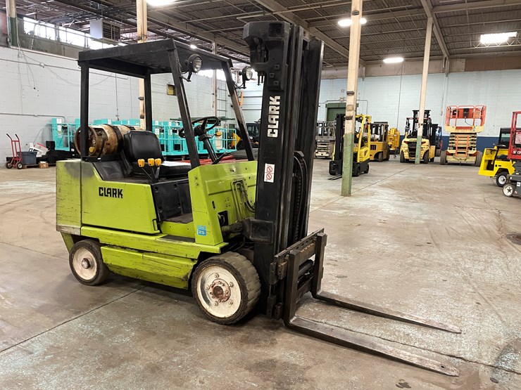 #172-•-clark-gcs25-propane-forklift-image-3