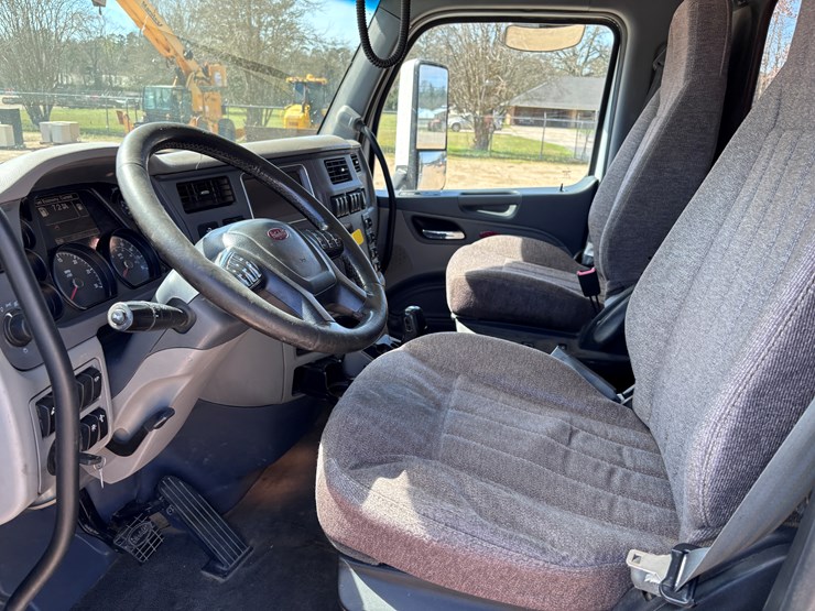 2016-peterbilt-567-image-9