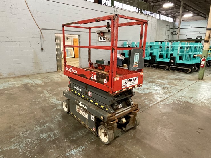#206-•-2016-skyjack-scissor-lift-image-3