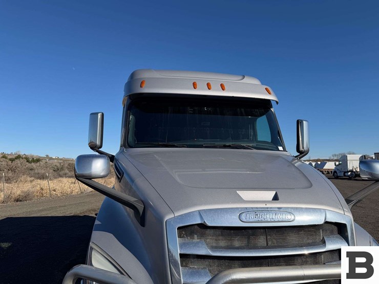 2019-freightliner-cascadia-126-image-10